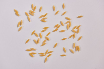 Obraz premium Raw barley noodle bean on the white background.