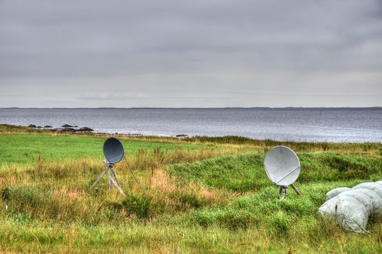 Norwegen, Nordland, Kystveien, K&uuml;stenstra&szlig;e, Antenne, Satellitenantenne, Sch&uuml;ssel, Elevation, DVB-S, DVB-S2, SD, HD, TV, Wiese, Feld, Bod&oslash;, K&uuml;ste, LNB, LNC, Mast