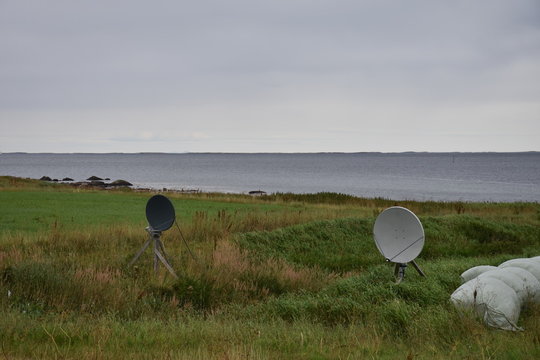 Norwegen, Nordland, Kystveien, K&uuml;stenstra&szlig;e, Antenne, Satellitenantenne, Sch&uuml;ssel, Elevation, DVB-S, DVB-S2, SD, HD, TV, Wiese, Feld, Bod&oslash;, K&uuml;ste, LNB, LNC, Mast