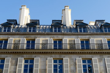 Obraz premium Façade parisienne avec balcon et chambres sous les toits