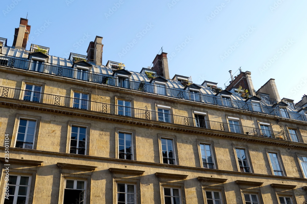 Wall mural derniers étages avec balcon sous les toits. paris france.