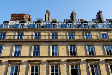 Fototapeta na wymiar Derniers étages avec balcon sous les toits. Paris France.