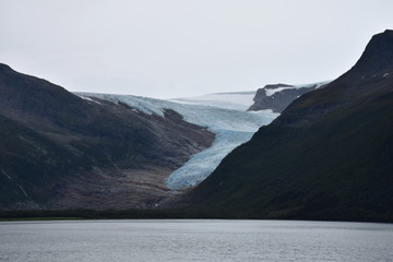Gletscher, Svartisen, Svartisengletscher, Saltfjellet, Nationalpark, Fjord, Holandsfjorden, Nordfjorden, Schnee, Eis, Eisschicht, kalt, mächtig, Zunge, Gletscherzunge, Fv17, © TRFilm
