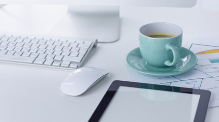 Obraz na płótnie Canvas A cup of coffee on the office table