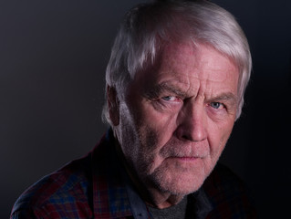 Alter Mann (78 Jahre) schaut ernst und kritisch in die Kamera