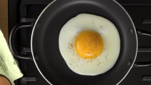 cooking fried egg