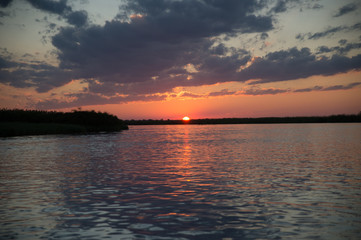 Sonnenuntergang auf dem Okavango Fluss in Botswana