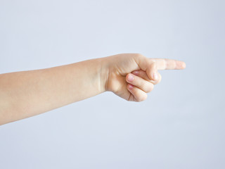 детская рука указывающая пальцем вправо
