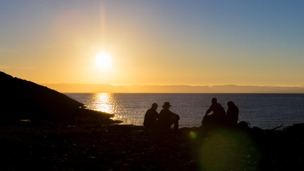 Obraz premium silhouette of people on the beach at sunset