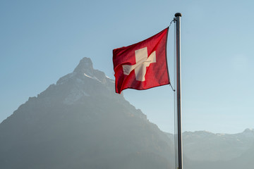 Schweizerfahne vor Berggipfel