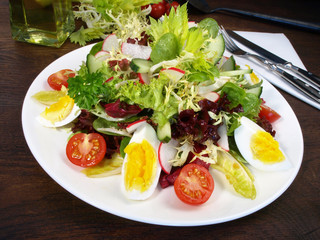Gemischter Salat mit Ei