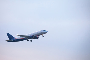 Fototapeta na wymiar takeoff of a passenger liner against a blue sky