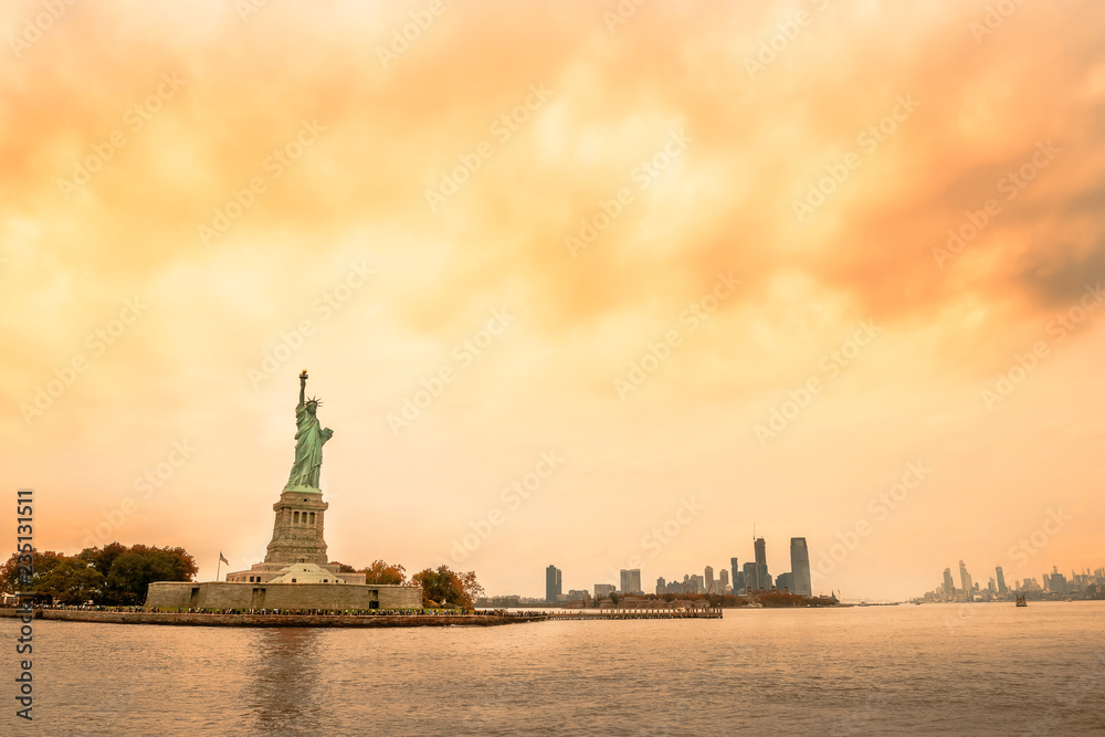 Aufkleber View of the city of New York and the statue of liberty. and the bay. New York.   
