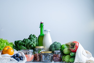 zero waste shopping kit with cotton bags and glass jars