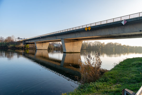 Pont à poutres standart sur la Moselle depuis les berges en Lorraine