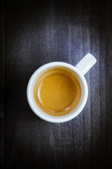 Espresso für eine kurze Pause auf dunklem Untergrund