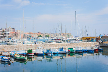 Obraz premium Harbor of Ortygia (Ortigia) Island, Syracuse, Italy, ancient square - traditional architecture of Sicily