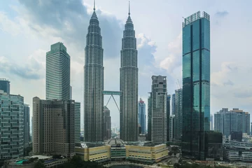 Foto op Plexiglas wolkenkrabbers Kuala Lumpur skyline bij zonsondergang, Maleisië © serikbaib