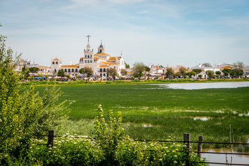 el rocío en doñana huelva con una marisma preciosa y verde