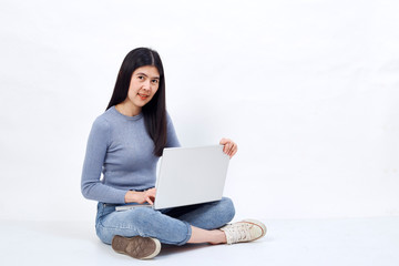 womon hand holding laptop voice activated
