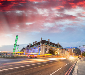 Fototapeta premium Tourists walk along Westminster Bridge at night, London.
