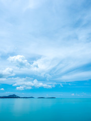 Obraz premium Seascape view under cloudy blue sky