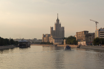 Obraz premium Kotelnicheskaya Embankment Building viewed from the Moskva River