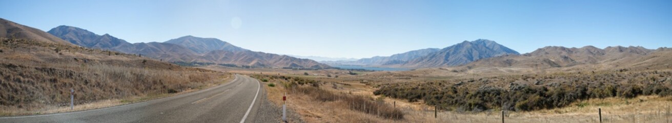 Einsame Strasse durch die Prärie