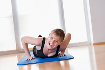 Fototapeta na wymiar Girl doing pushups exercises