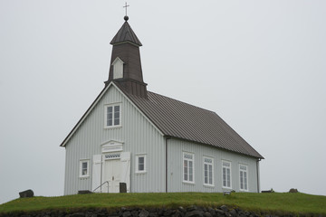 Strandarkirkja mit altem Friedhof in der Engelsbucht (Engilsvík) / Island