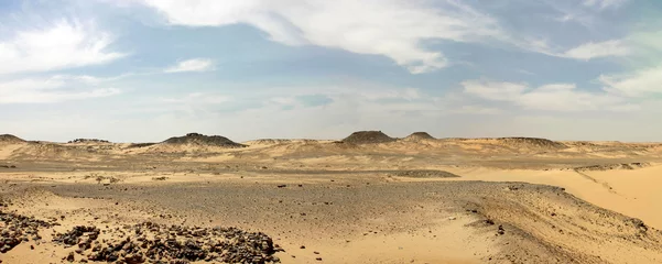 Abwaschbare Fototapete Dürre Libysche Wüste mit bewölktem blauem Himmel in Ägypten