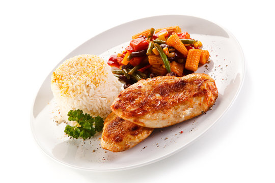 Grilled poultry fillet and vegetables