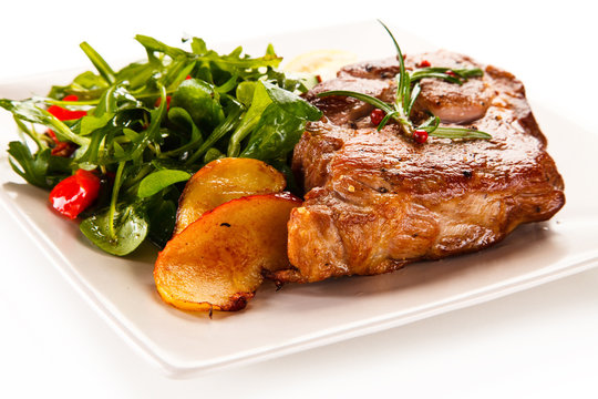 Grilled beefsteak with vegetable salad and apples