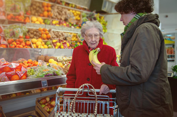 Seniorin im Supermarkt mit Betreuerin  - 235179322