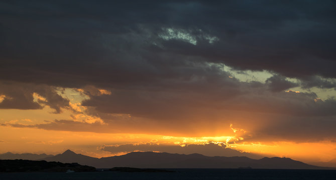Stimmungsvoller Sonnenuntergang am Mittelmeer