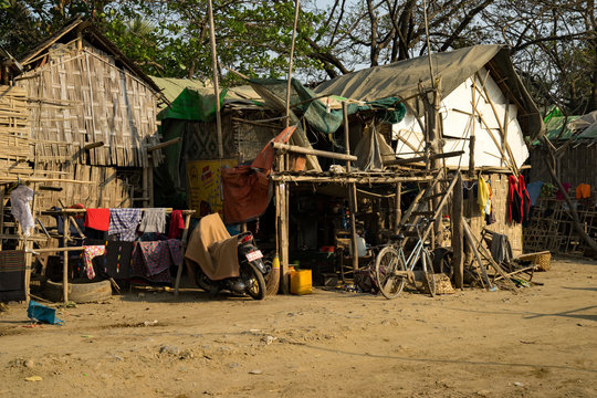 Wohnh&uuml;tten am Gluss von Mandalay