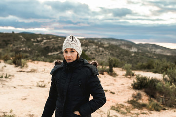 Naklejka premium Portrait of a young woman with a wool hat and serious expression