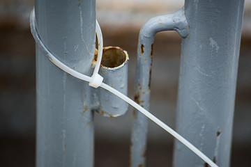 Plastic screed on a metal fence