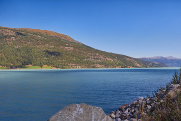 türkis farbenes Wasser im Fjord in Norwegen