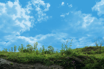 Obraz premium Beautiful landscape view of the hills mountains with blue sky background