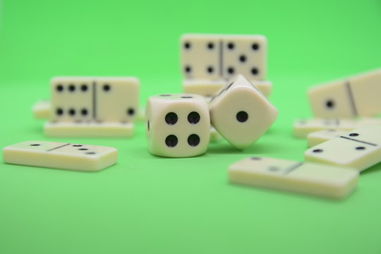 gioco del domino sul tappeto verde del casino fortuna vincita