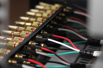 Connecting audio amplifiers via acoustic terminals.