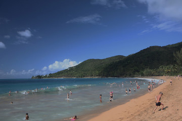 Guadeloupe, jeux de vagues sur la plage de Deshaies
