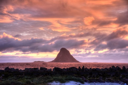 Norwegen, Nordland, Andenes, And&oslash;ya, Vester&aring;len, Insel, K&uuml;ste, Sommer, Stra&szlig;e, Landstra&szlig;e, Gebirge, Fv 976, 976, Kleivodden, Bleik, Stadt, Leuchtturm, Schroff, rau, wild