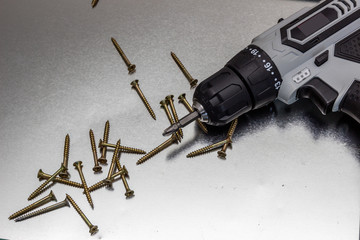 Electric screw lies next to the screws.