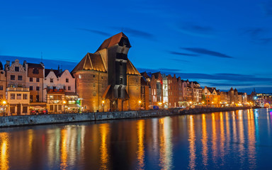 Fototapeta premium Danzig – Hafen mit Krantor bei Nacht; Polen