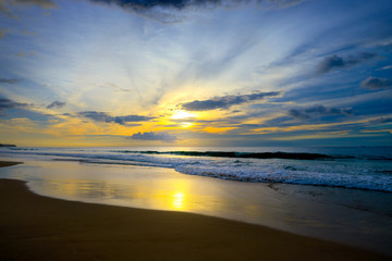 Fototapeta na wymiar Beautiful sunset in ocean, sea waves and sand.