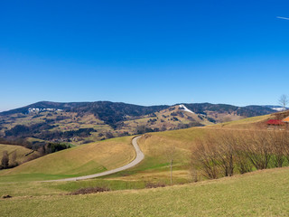 Paysage typique de Forêt-Noire dans le Bade-Wurtemberg en Allemagne. Sentier forestier et chemin de randonnée autour du village de Fröhnd