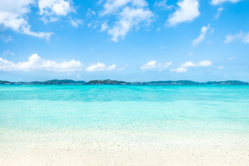 Sommer, Sonne, Strand und Meer auf einer einsamen Insel in den Tropen © eyetronic