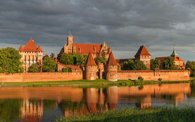 Naklejka na ściany i meble Marienburg an der Nogat in der Abendsonne; Polen